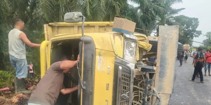 Tiga pelajar SMP tertimpa truk bermuatan sawit di Labuhanbatu, satu tewas