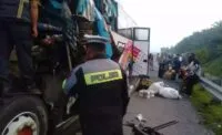 Bus Pelangi kontra truk tronton Pekan Baru, 2 tewas 16 luka